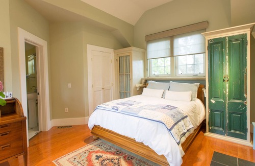 St. Helena House | Luxury Cottage in Downtown St. Helena, Disinfected, Spacious