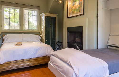 St. Helena House | Luxury Cottage in Downtown St. Helena, Disinfected, Spacious