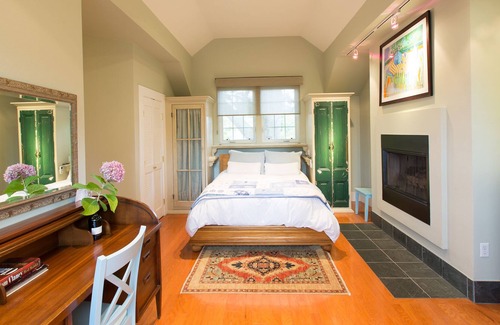 St. Helena House | Luxury Cottage in Downtown St. Helena, Disinfected, Spacious
