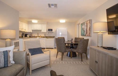 Englewood House | ~Luxury cottage with private beach access and boat slips~