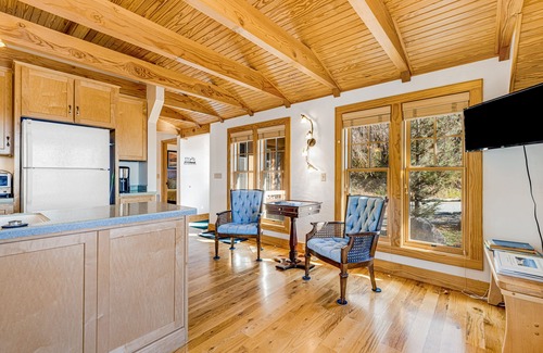 Banner Elk Cottage | Luxury cottage with spacious deck, amazing views, hot tub, & washer/dryer