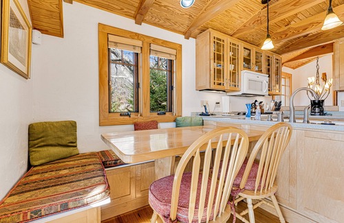 Banner Elk Cottage | Luxury cottage with spacious deck, amazing views, hot tub, & washer/dryer