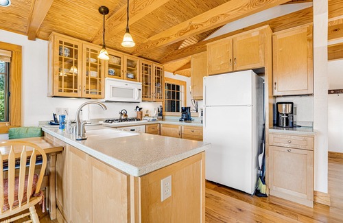 Banner Elk Cottage | Luxury cottage with spacious deck, amazing views, hot tub, & washer/dryer