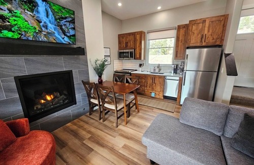 Rio Vista Estates House | Luxury Cozy Mountain Cabin & River Retreat, Outstanding location. AC & WIFI 55A