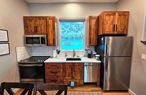 Rio Vista Estates House | Luxury Cozy Mountain Cabin & River Retreat, Outstanding location. AC & WIFI 55A