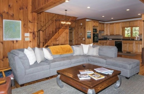 Clayton House | Luxury Creekside Lodge on Lake Burton – Walk to Marina