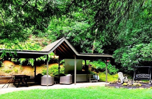 Gatlinburg - Pigeon Forge Cottage | LUXURY Creekside Story Book Cottage 5 Secluded Acres of Lush FOREST & STREAMS