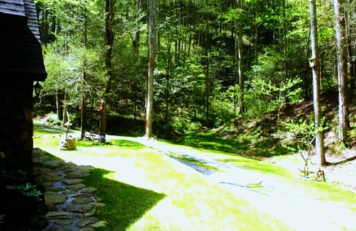 Gatlinburg - Pigeon Forge Cottage | LUXURY Creekside Story Book Cottage 5 Secluded Acres of Lush FOREST & STREAMS