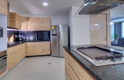 Crespo Condo | Luxury CTG Airport Penthouse 3 BD 2 BA Suite + Rooftop Pool