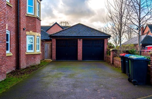 Mollington House | Luxury detached home in 168 Upton Grange