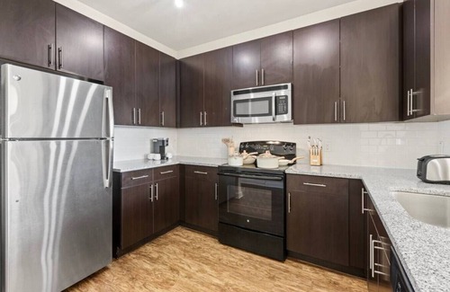 Courier City - Oscawana Apartment | Luxury downtown APT | Pool | gym | FREE parking A