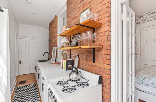 Troy Apartment | Luxury downtown apt.walk to Troy by Franklin plaza