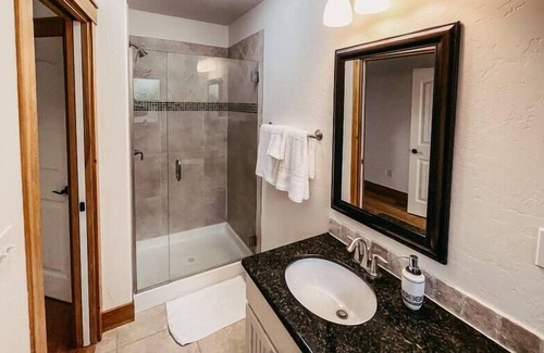 Helena Apartment | Luxury Downtown Condo #A - W/Work Station