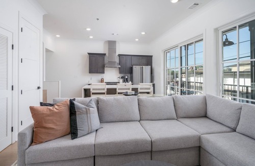 Tuscaloosa House | Luxury Downtown Home with View of the Stadium