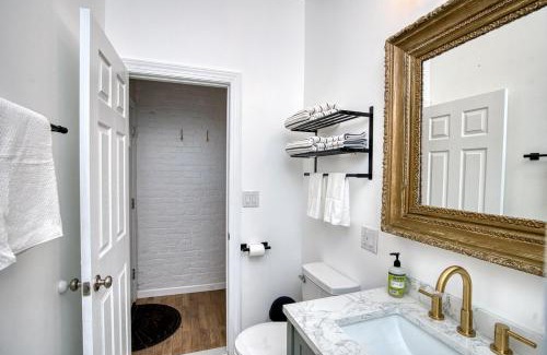 Troy Apartment | Luxury Downtown w Backyard