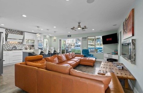 Gilbert Island House | Luxury Duffy Boat + Bayfront Paradise + 5 Star Gem