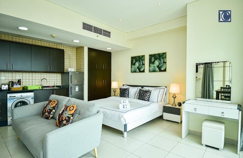 Dubai Marina Apartment | Luxury Escapes - Furnished studio with balcony in Royal Oceanic