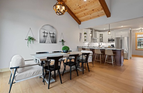 Sister Bay House | Luxury Family Retreat - Game Room, Chef’s Kitchen, Walk to Shops & Shoreline 🏖️