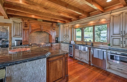 Edgemont House | Luxury Family Retreat - Greers Ferry Lake Views!