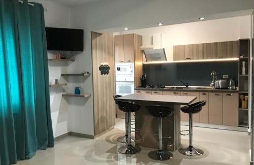 Sector 4 Apartment | Luxury Flat 9 near Metro