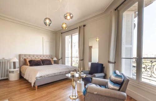16th Arrondissement Apartment | Luxury Flat Eiffel View 3BR 7 Guests