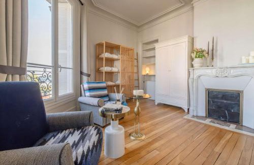 16th Arrondissement Apartment | Luxury Flat Eiffel View 3BR 7 Guests