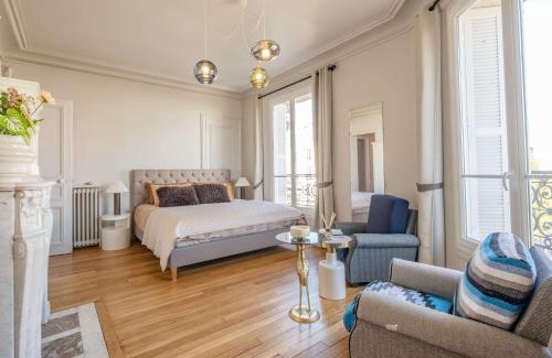 16th Arrondissement Apartment | Luxury Flat Eiffel View 3BR 7 Guests
