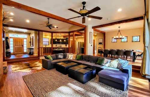 Flagstaff Cabin | Luxury forest 5 bedroom cabin w/fireplace & hot tub 5 mins to downtown Flagstaff