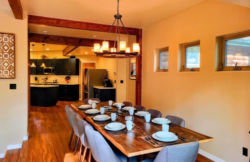 Flagstaff Cabin | Luxury forest 5 bedroom cabin w/fireplace & hot tub 5 mins to downtown Flagstaff