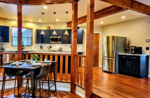 Flagstaff Cabin | Luxury forest 5 bedroom cabin w/fireplace & hot tub 5 mins to downtown Flagstaff
