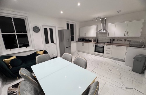 Ashburton Apartment | Luxury Furnished 2-king sizes bedroom Flat