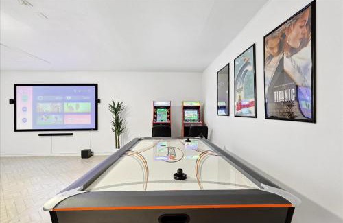 Red Oak House | Luxury Gem in the Forest-Pool&Jacuzzi&Cinema&Games