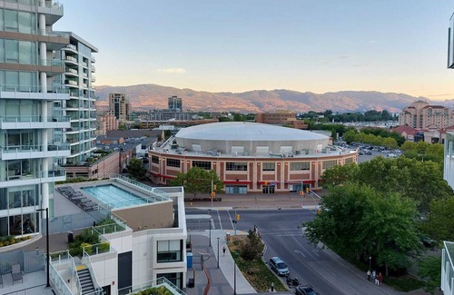 Kelowna Central Business District Condo | Luxury Get Away - Downtown Central at One Water