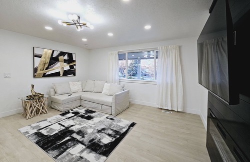 Sandy House | Luxury Getaway Close to Skiing/Hiking in SLC