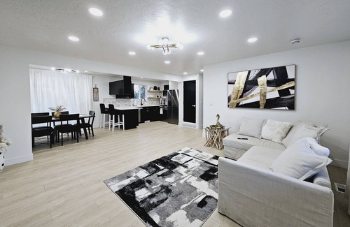 Sandy House | Luxury Getaway Close to Skiing/Hiking in SLC