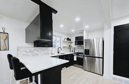 Sandy House | Luxury Getaway Close to Skiing/Hiking in SLC