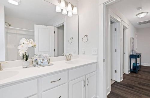 Spanish Wells House | Luxury Getaway! Brand New 4BD! Near Coligny Beach