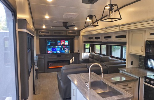 South Westminster House | Luxury Glamping in the Mile High-Private Pool, Hot Tub, Outdoor Fireplace & BBQ!