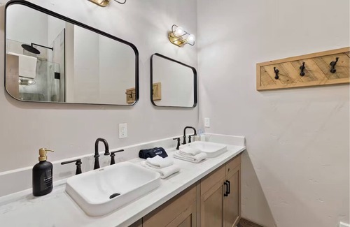 Coram Condo | Luxury GNP Gem-Sleeps 11-Hot Tub-Scenic Retreat Near Glacier Park- 7 mi to GNP