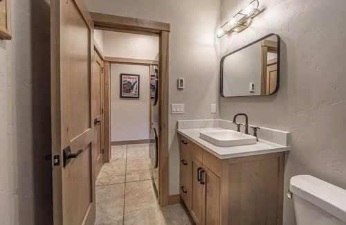 Coram Condo | Luxury GNP Gem-Sleeps 11-Hot Tub-Scenic Retreat Near Glacier Park- 7 mi to GNP