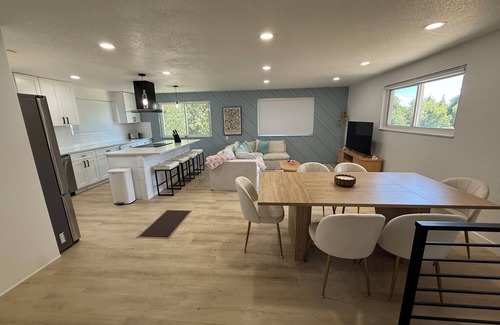 Applewood West House | Luxury Golden Retreat w Spa + Game Room w video games and pool table, Sleeps 15