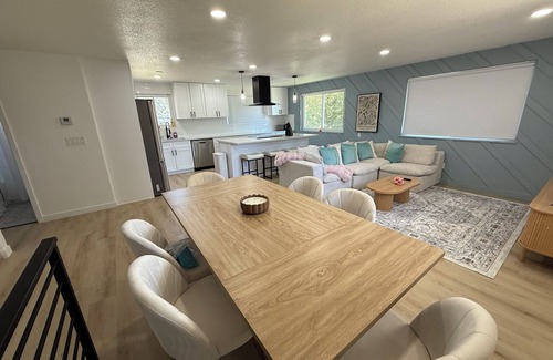 Applewood West House | Luxury Golden Retreat w Spa + Game Room w video games and pool table, Sleeps 15