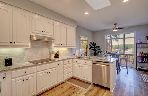 Pinehurst House | Luxury Golf Simulator, Golden Tee, Shuffleboard, Hot Tub and Stunning Views!