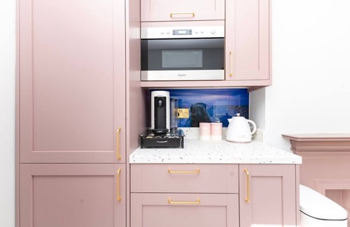Bognor Regis Apartment | Luxury ground floor Georgian apartment with garden, by the sea, 6 guests.