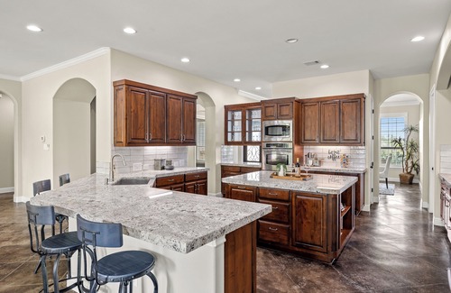 Dripping Springs House | Luxury Hill Country Retreat| 16 acres| Private POOL| Fire Pit| 360 Views| Pet Friendly| Sleeps 16