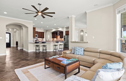 Dripping Springs House | Luxury Hill Country Retreat| 16 acres| Private POOL| Fire Pit| 360 Views| Pet Friendly| Sleeps 16