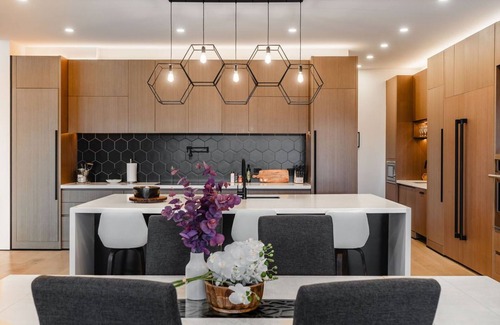 Central Okanagan Villa | Luxury Hillside Retreat - Pool & Rooftop Hot-Tub
