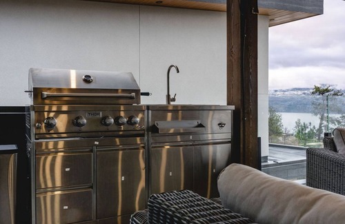Central Okanagan Villa | Luxury Hillside Retreat - Pool & Rooftop Hot-Tub