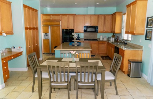 Victorville House | LUXURY HOME 3300 SQ FT, SPACIOUS WITH BEAUTIFUL PATIO