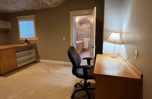 West Salem House | Luxury Home 6BR /4BTH, 10 min to Downtown.1 Patio& 1 Balcony. Vacation Friendly